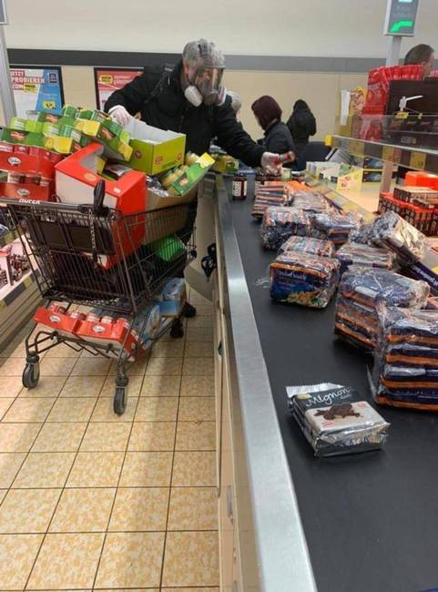 Ez az osztrák fickó az első ausztriai koronavírusos beteg hírére döntött úgy, hogy megveszi az összes ételt az országban.