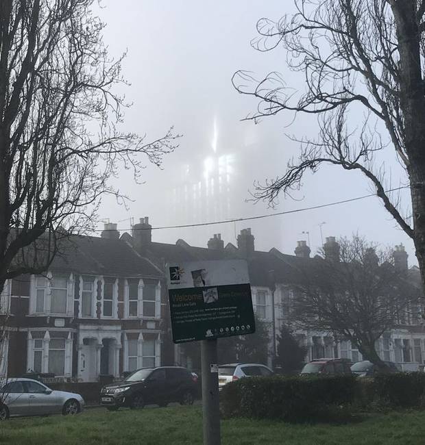 A londoni ködben átszűrődő napfény tükröződése olyan, mintha egy szellemvár lenne a távolban.