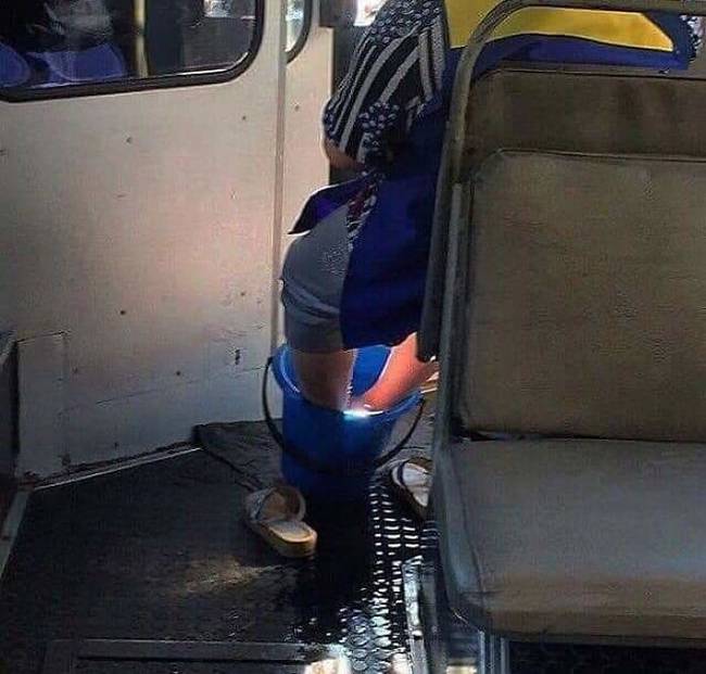 Valaki úgy döntött, hogy lábat mos a buszon.