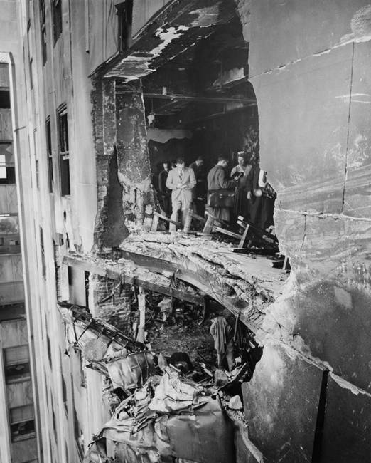 A megsérült Empire State Building, miután 1945-ben egy B-25-ös bombázó belerepült. Köd volt a városban, ezért történt a baleset. Az épületszerkezet nem sérült, de 14 ember meghalt.