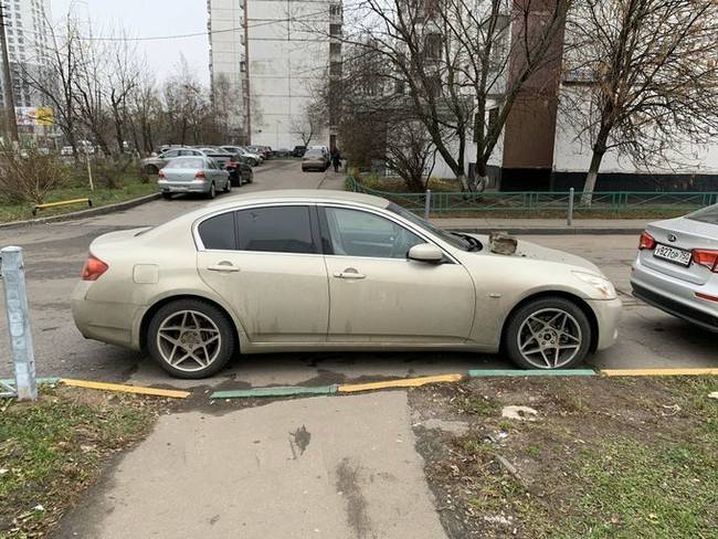 Elállta az utat a gyalogosok elől, ezért okításként valaki egy méretes követ helyezett a motorháztetejére.