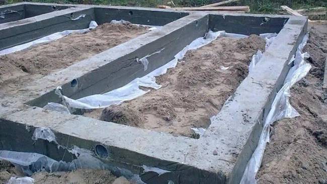 A tudomány álláspontja biztos: betont közvetlenül a talajba önteni zsaluzat és fólia nélkül meglehetősen meggondolatlan dolog.