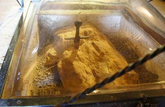 San Galgano kard, az igazi Excalibur. A kőbe szúrt kardot valamikor a 12. században készíthették.
