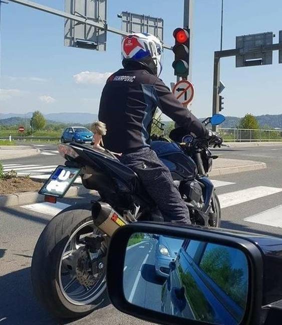 Hogy nézne már ki egy motoros csinos szőke bombázó nélkül?!