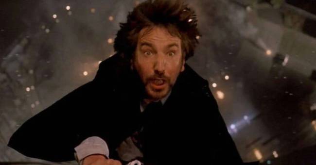 A Die Hardban (1988) Alan Rickman zavart arckifejezése teljesen eredeti volt. Szóltak neki, hogy háromra leejtik majd, de már egynél eldobták. A rendező ötlete volt ez a trükk, de Rickmannek nagyon nem tetszett.