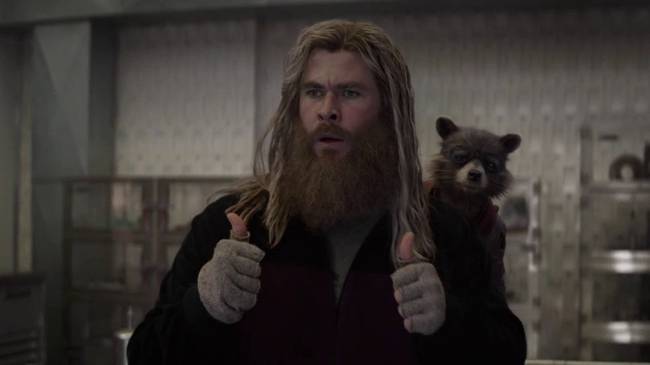 A Bosszúállók: Végjáték című filmben Thor minden jelentben kesztyűt visel. Erre azért volt szükség, hogy elrejtsék a Chris Hemsworh-öt kövérré tevő kosztüm széleit.