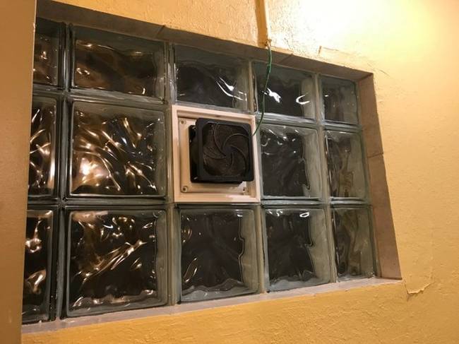 Egy hotel fürdőszobája, ahol CPU ventilátort használnak szagtalanítónak.