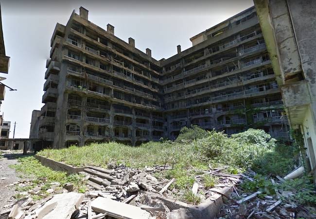 A Google Earth sokszínűségét jelzi, hogy a segítségével akár az elhagyatott (és ma már lezárt) Hasima-szigetre is ellátogathatunk, ami egykoron a japán szénbányászoknak nyújtott otthont, ám a szén elfogyása után kísértet-szigetté vált..