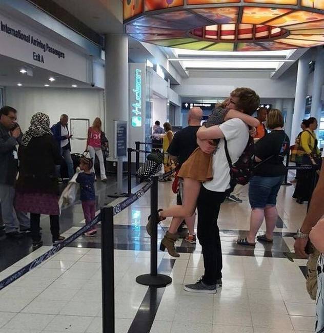 A világon csak két hely van, ahol az emberek örömükben sírnak: a kórház és a reptér.