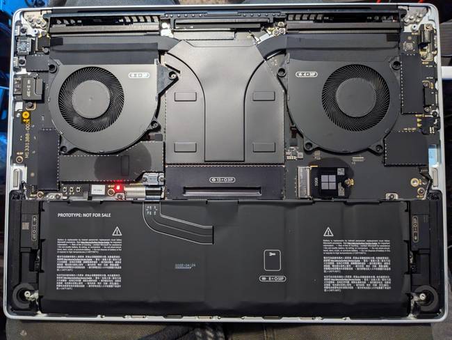 A Surface Laptop Ultra moduláris alsó panellel rendelkezik, de a rácsatlakoztatható alumínium burkolatok megakadályozzák a legtöbb alkatrészhez való hozzáférést.