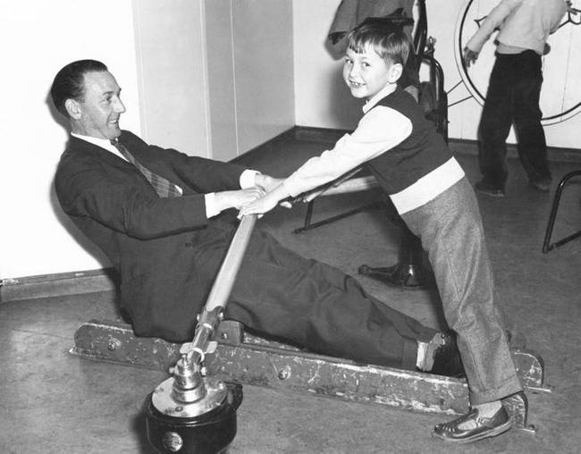 „Apám és én a hajó konditermében, ami 1954-ben Kanadába hozott minket."