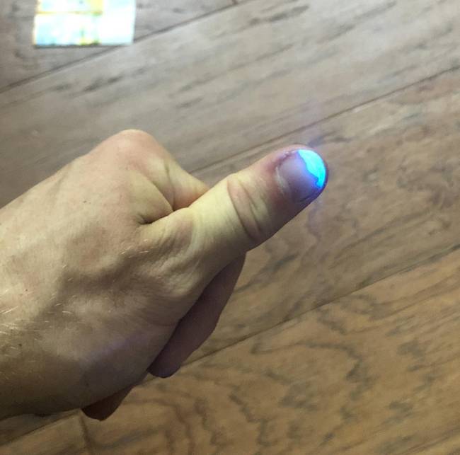 „Mindig valamilyen átlátszó körömlakkot viselek, ami UV-fényben világít. Ha az utcán sétálva meglátom, hogy az ujjaim izzanak, akkor tudom, hogy az azt jelenti, hogy nagyon erős a napsugárzás."