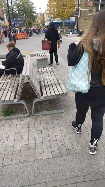 Ezeket is csak azért rakták rá a padokra, hogy ne tudjanak rájuk feküdni az emberek.