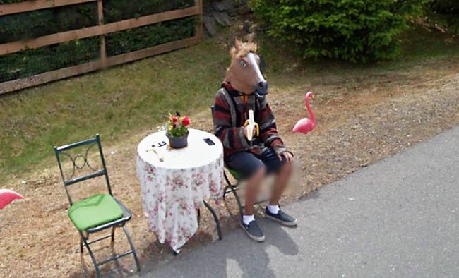 Felkészülten várta a Street View autót.
