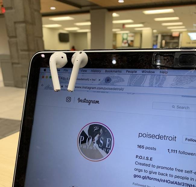„Ma felfedeztem, hogy a AirPod fülhallgatók hozzátapaszthatók a MacBookokhoz."