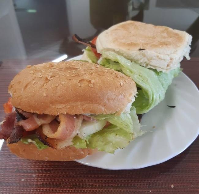 „Ha egyik oldalról a salátalevélbe tekerjük a hamburger tartalmát, akkor nem esnek ki belőle, amíg a másik oldalról nekiállunk elfogyasztani."