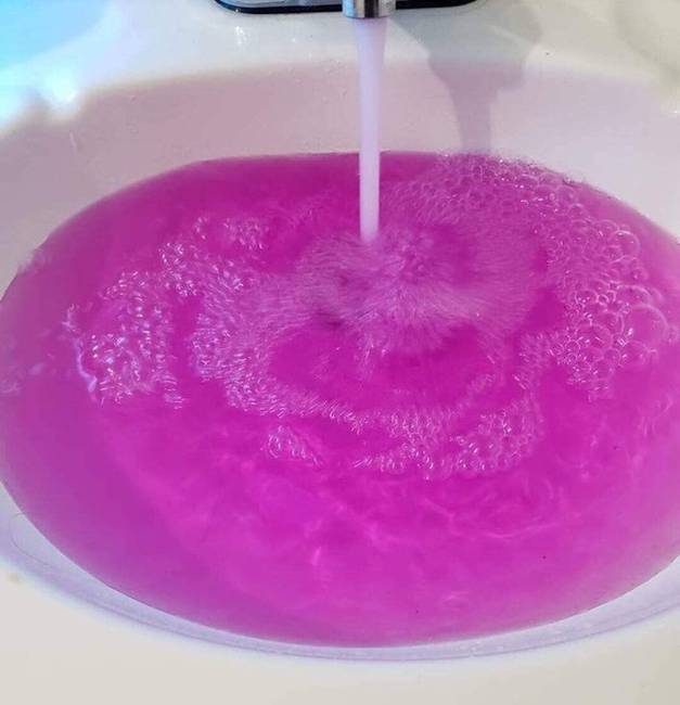 „Egy kémiai szivárgás miatt a szüleimnél magenta színű víz folyik a csapból."