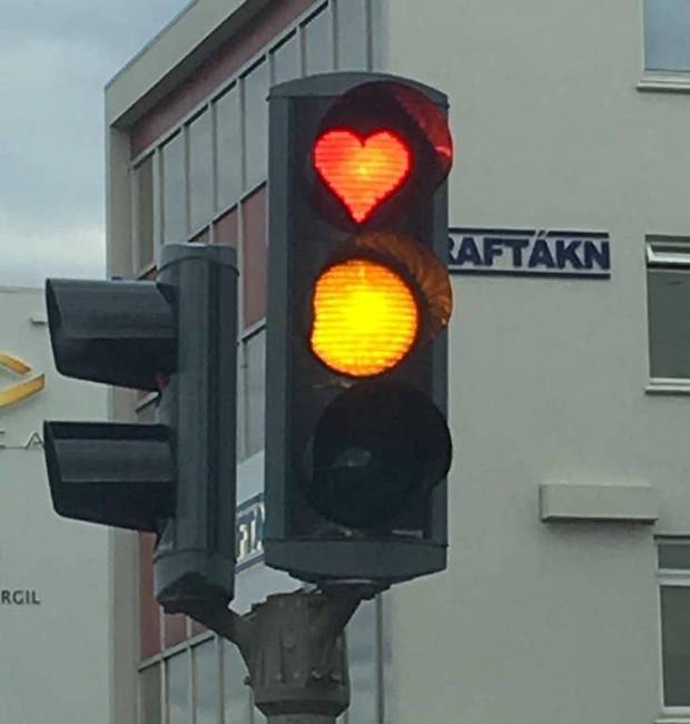 És végezetül: Izlandon sok jelzőlámpán szív alakú a piros lámpa.