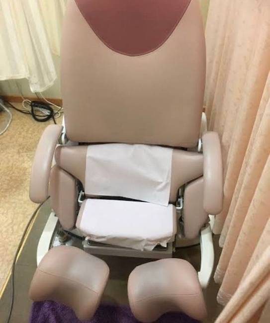 „A japán nőgyógyászoknál olyan székek vannak, amikre csak le kell ülni és maguktól felemelik a lábat. Ráadásul egy függöny lóg közted és az orvos között, így nem is látjátok egymást.''