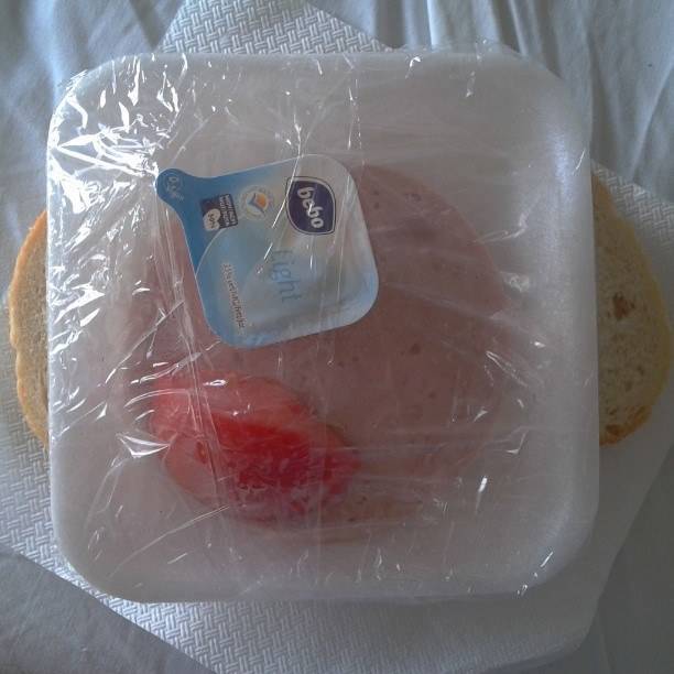 Kenyér, felvágott, minimargarin, paradicsom.
