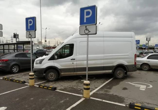 Képzeld el, milyen fogyatékosság lehet a fejében, amihez három parkolóhely kell.