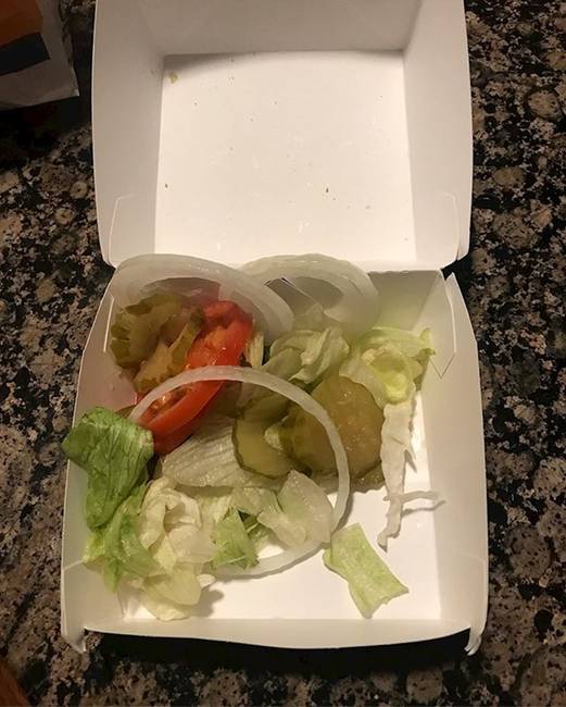 „Valószínűleg nem tudták eldönteni, hogy hamburgert vagy salátát készítsenek nekem."