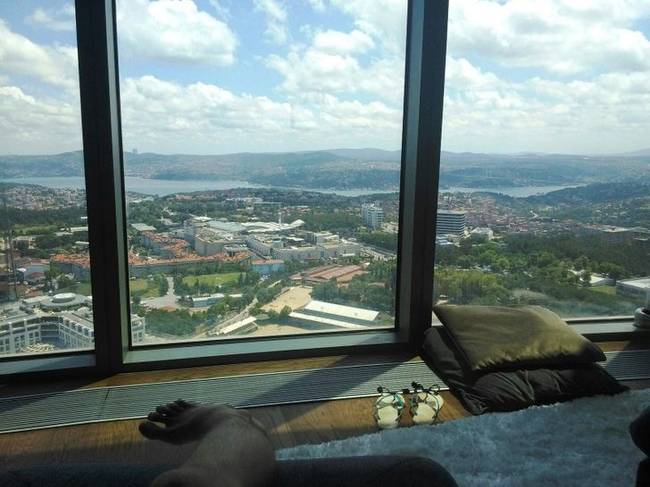 „Ez a kilátás az ablakomból. Isztambul, 36. emelte. Éjszaka még ennél is sokkal szebb."