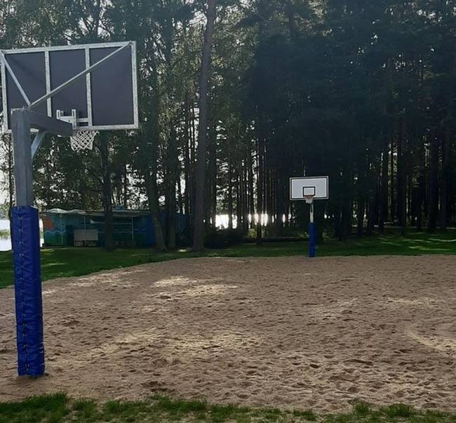 Mindenki szereti a strandkosárlabdát.