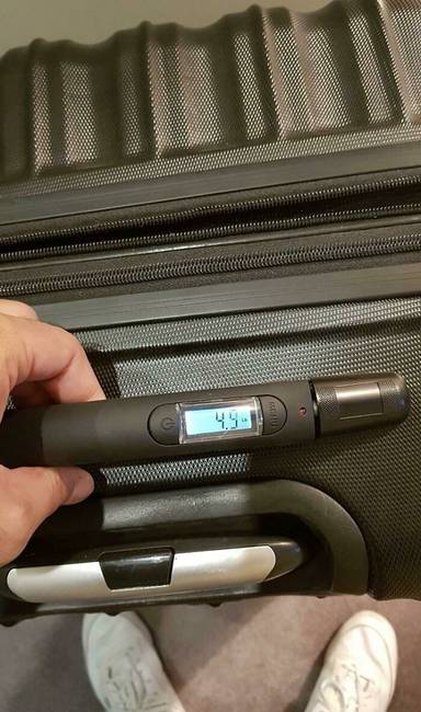 Egy bőrönd, aminek a fogantyúja mérleg is egyben.