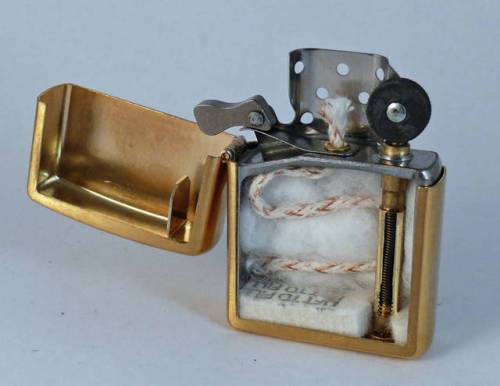 Egy Zippo öngyújtó belseje.