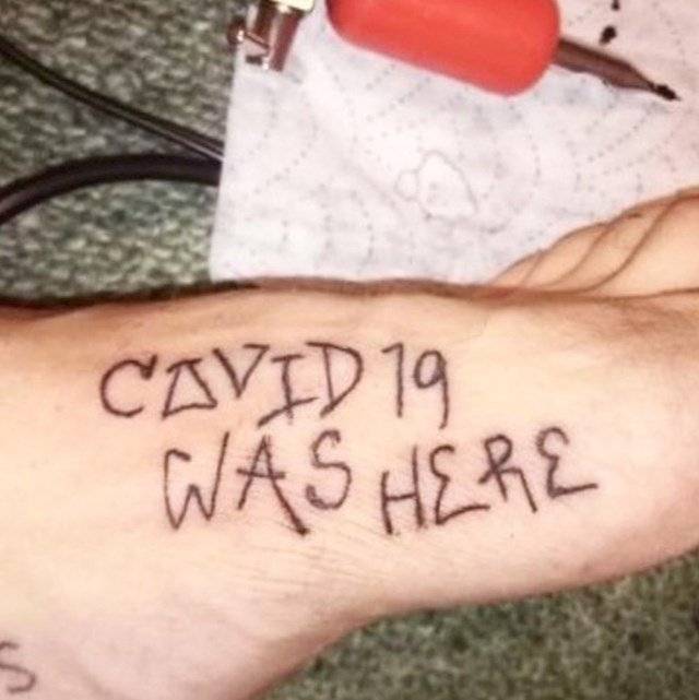A COVID-19 a bőrön is nyomot hagy: 20 katasztrofális koronavírus tetoválás