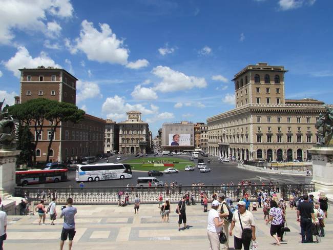 Piazza Venezia, Róma - nincs busz, nincs autó, nincs ember.