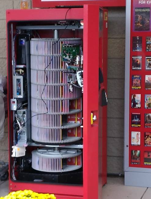 Így néz ki az Amerikában népszerű RedBox DVD kölcsönző automaták belseje.