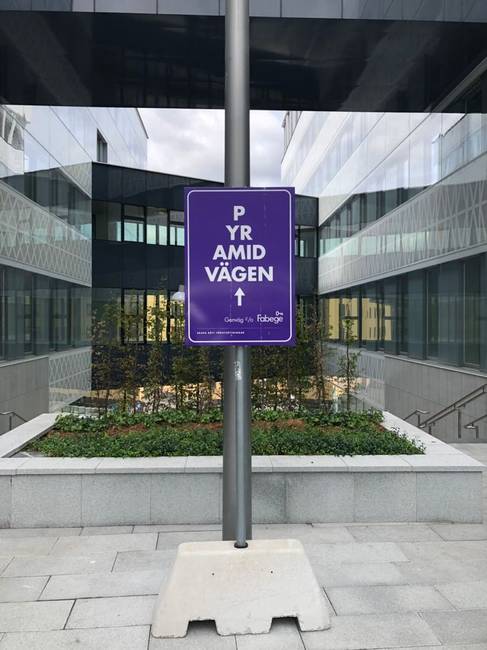A Piramis utcát jelző táblán még a szöveg is piramis alakú.