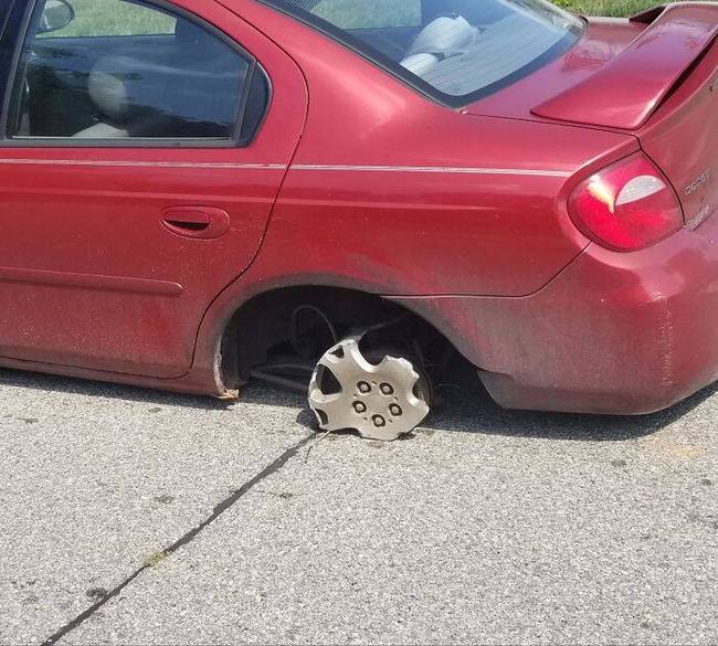 „Azt mondta, hogy nem volt pótkereke, ezért így vezetett 3 napig! Később megtaláltam a pótkereket a csomagtartóban."