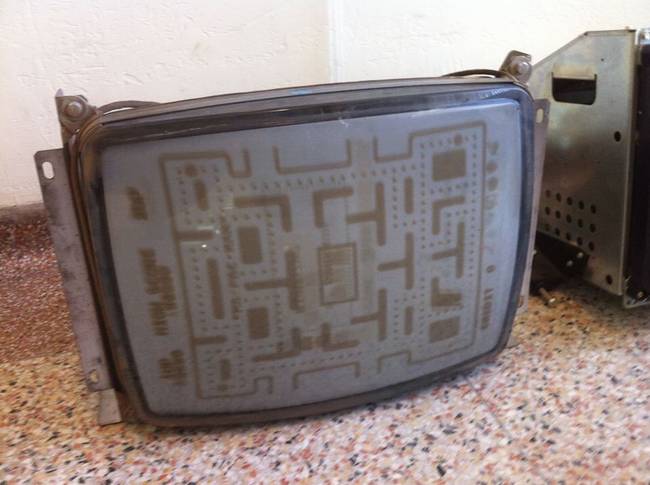 Végezetül pedig egy régi TV, amivel olyan sokat PacMan-eztek, hogy a játék fő képernyője beleégett az üvegbe.