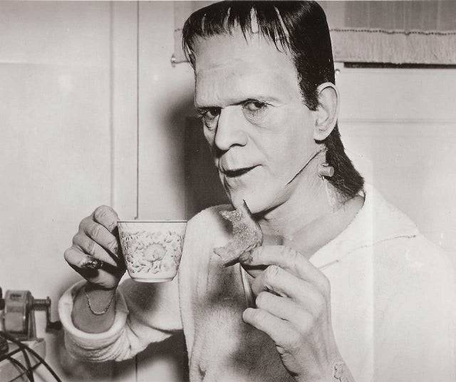 Boris Karloff a ''Frankenstein fia'' felvétele közötti szünetben.
