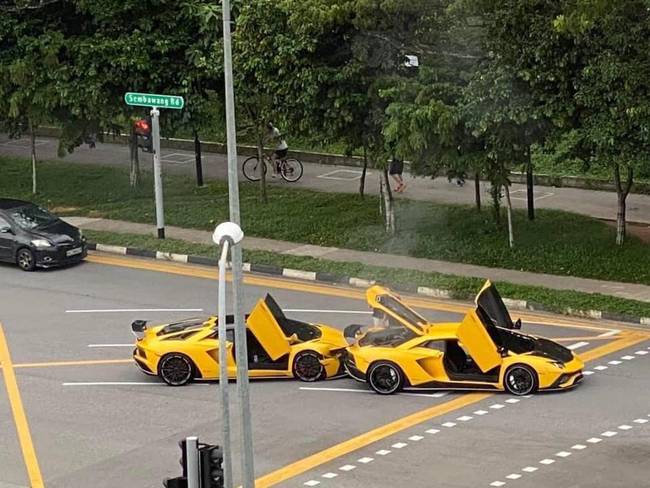 A Lamborghini Aventador drága és ezért ritka autó. Szingapúrban egy balesetnél mégis sikerült kettőt is összetörni.