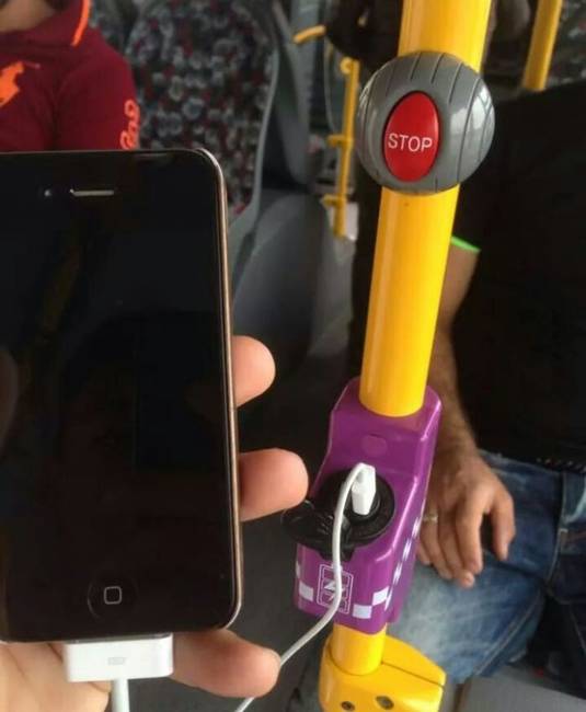 A tömegközlekedéseken elhelyezett USB portok segítségével minden okos kütyü tölthető.