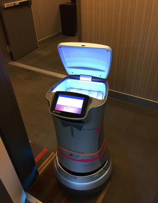 Ez a robot a szállodai folyosókon járkál fel-alá és vécépapírt szállít a vendégeknek.