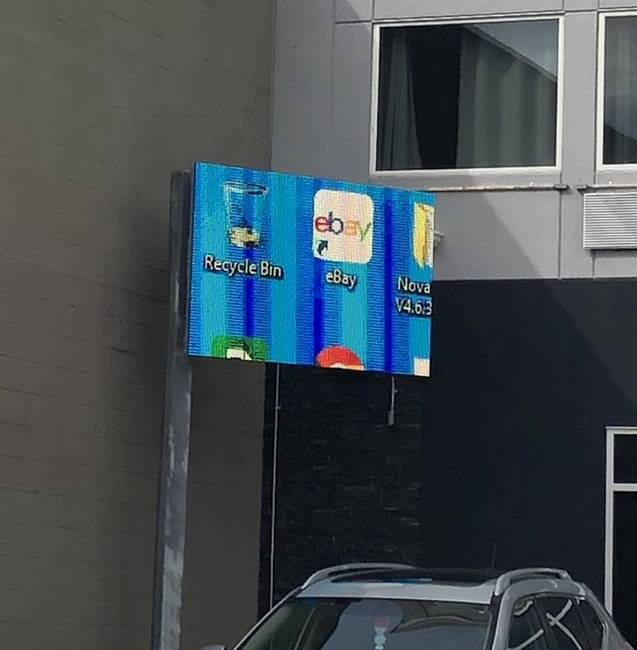 Ezt a digitális hirdetőtáblát kezelő szakemberek ma szemmel láthatóan fél munkát végeztek.