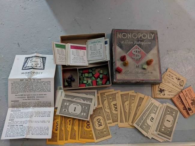 „Találtam egy 1925-ben gyártott Monopoly készletet a házam falában."