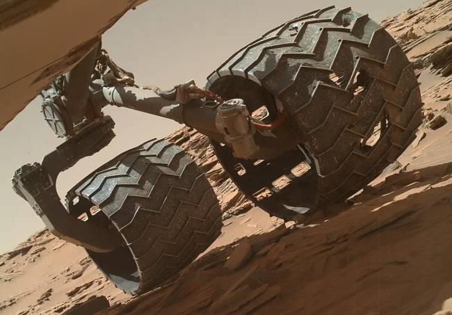Mik ezek a furcsa kopásnyomok a Curiosity marsjáró kerekein, mikor alig 31 kilométert tett meg