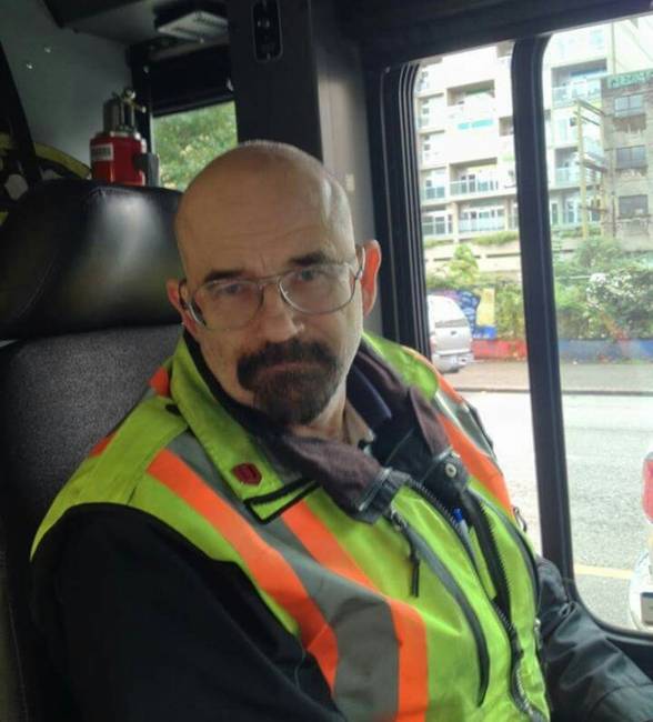 Egy buszsofőr, aki épp úgy néz ki, mint Walter White a Breaking Bad című sorozatból.