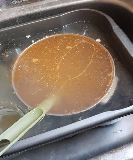 A leves maradványában tökéletesen körvonalazódik a kanál kontúrja.