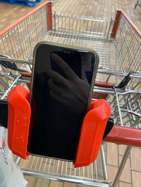 Ebben az élelmiszerboltban a bevásárlókocsikon telefontartók találhatók.