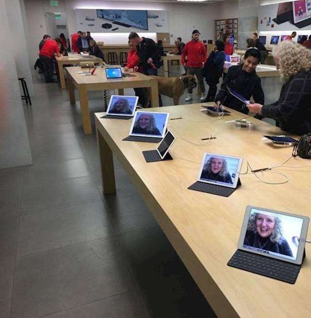 „Anyám bement egy Apple boltba, és minden eszköz hátterét egy saját magáról készült képre cserélte."
