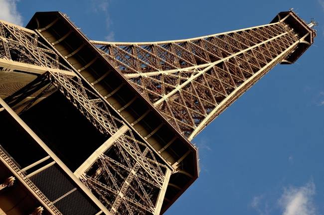 Az Eiffel-torony magassága akár 17 centimétert is változhat attól függően, hogy milyen erősen melegíti fel a napsütés.