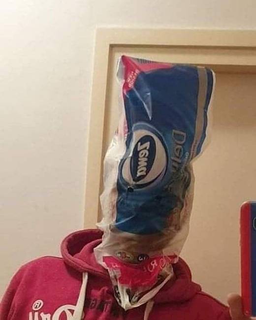 Ő már felkészült a vírus elleni védekezésre.