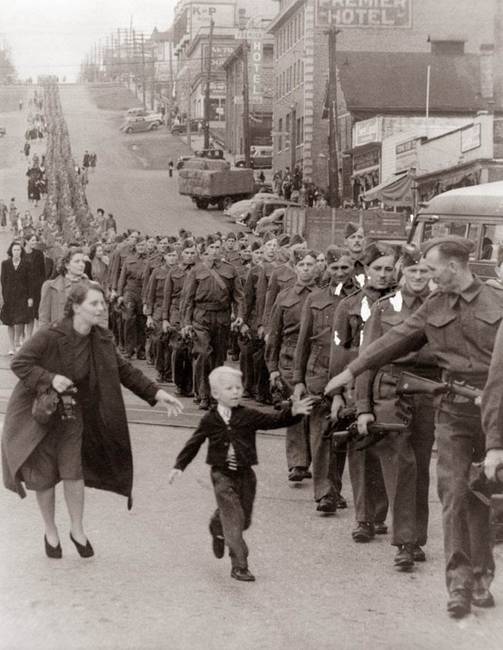 Egy kanadai kisfiú, aki még egyszer meg szeretné ölelni az édesapját, mielőtt az háborúba indul. (1940)